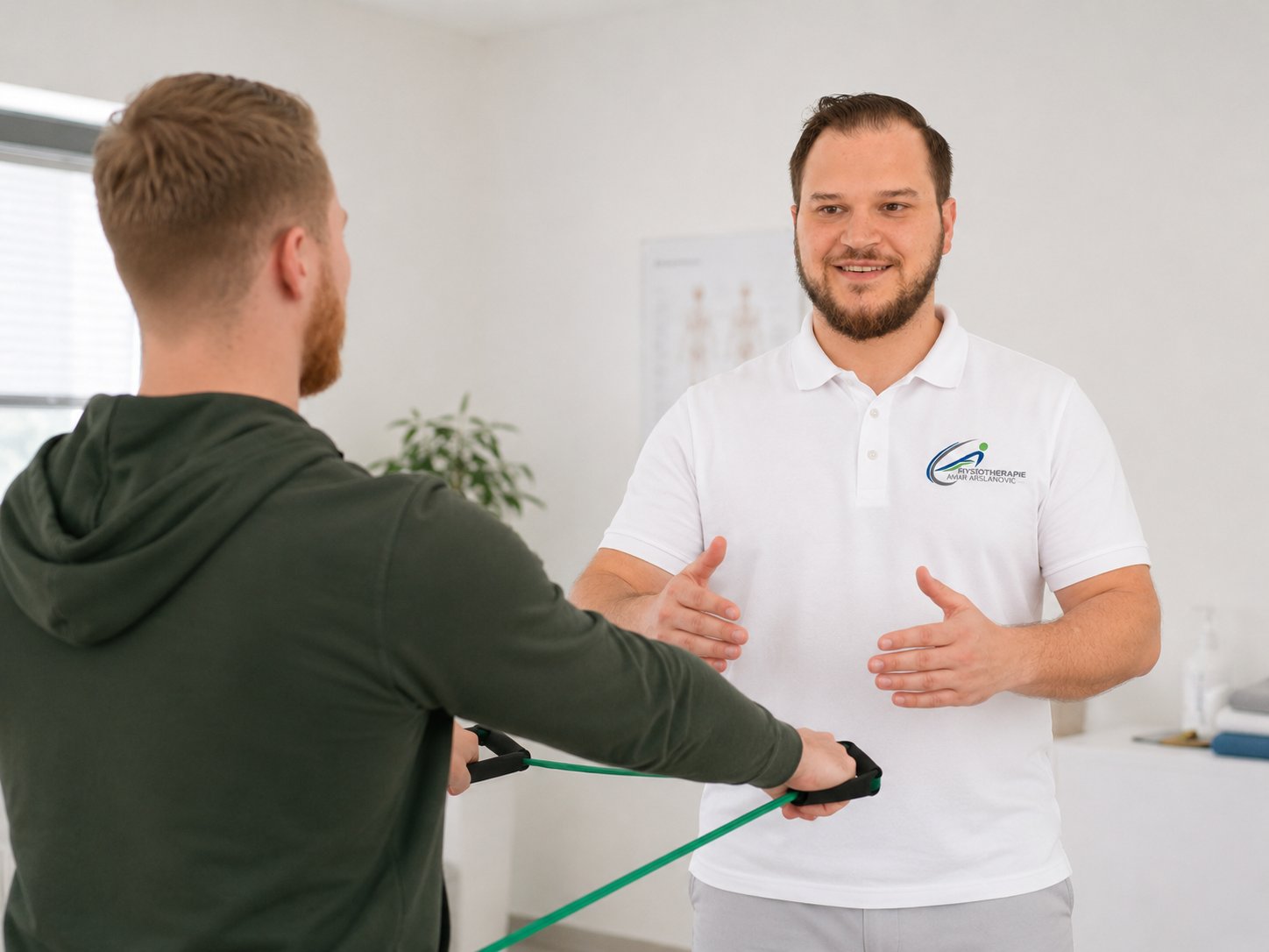 Amar Arslanovic anleitend beim Training mit einem Patienten in der Praxis
